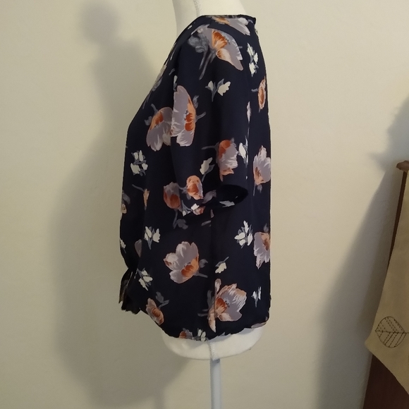 Size S Sienna Sky navy floral short sleeve top - Picture 5 of 6
